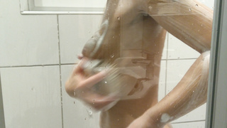 Angela unter der Dusche