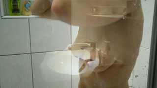 Angela unter der Dusche