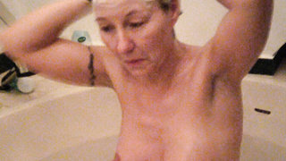 Angela bei der Körperpflege