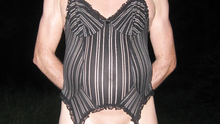 Ich im Minirock und Damenwäsche