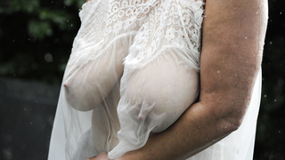 Große Titten unter Seide