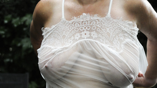 Große Titten unter Seide