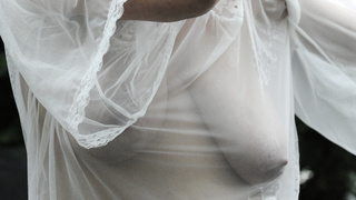 Große Titten unter Seide