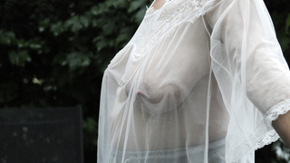 Große Titten unter Seide