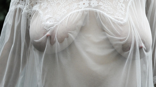 Große Titten unter Seide