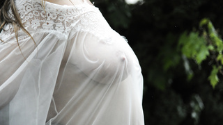 Große Titten unter Seide