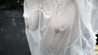 Große Titten unter Seide