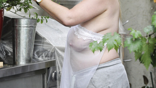 Große Titten unter Seide