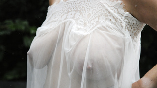 Große Titten unter Seide