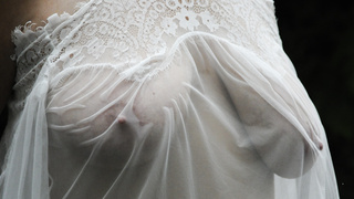 Große Titten unter Seide