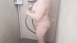 Ehe-MILF beim duschen bespannt