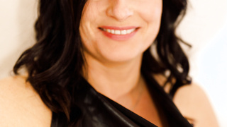 Heiße süße MILF mit Dekolleté und tollen Brüsten