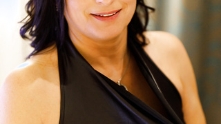 Heiße süße MILF mit Dekolleté und tollen Brüsten