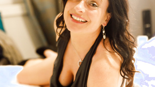 Heiße süße MILF mit Dekolleté und tollen Brüsten