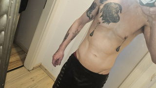 Leder, Strapsgürtel,Nylons u. Highheels