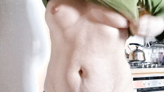 Katja leichtbekleidet und Kaffee trinkend