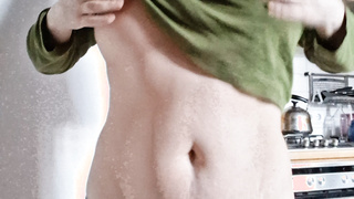 Katja leichtbekleidet und Kaffee trinkend