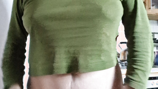 Katja leichtbekleidet und Kaffee trinkend