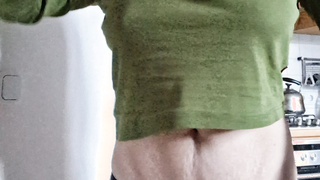 Katja leichtbekleidet und Kaffee trinkend