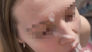 Teen lässt sich ins Gesicht spritzen