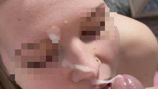 Teen lässt sich ins Gesicht spritzen