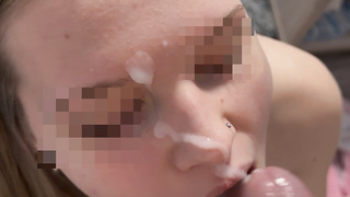 Teen lässt sich ins Gesicht spritzen