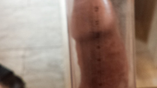 Penis mit enger Vorhaut in Penispumpe