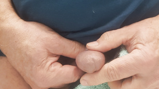 Im Badezimmer Penis Pflege