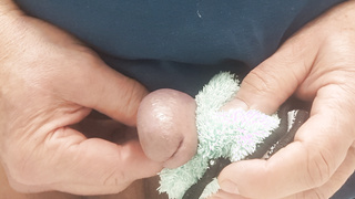 Im Badezimmer Penis Pflege