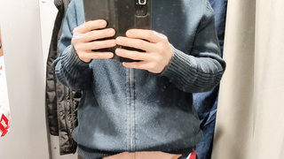 Geil mit Ständer in der Umkleidekabine