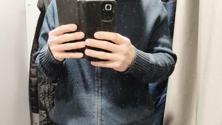 Geil mit Ständer in der Umkleidekabine