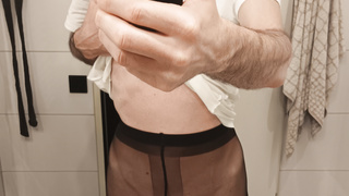 Damenwäscheträger im Spiegel mit Strumpfhose