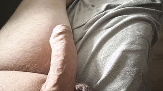 Geil auf der Couch. Schön langsam den Schwanz gerieben.