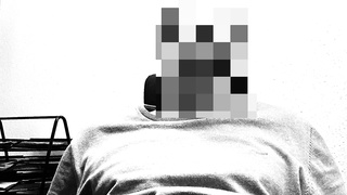 Geil vor dem Wandbild