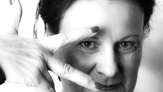 Fotoshooting mit vollbusiger Gilf-Lady