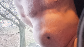 Nackt auf dem LKW Rastplatz