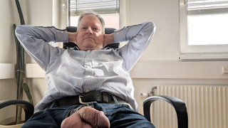 Zeige im Büro meiner Kollegin meinen Schwanz und Eier