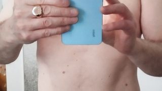 Alt, aber ständig geil auf Muschi's.