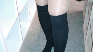 Im Möbelgeschäft einkaufen in Minirock mit Strümpfe und