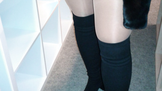 Im Möbelgeschäft einkaufen in Minirock mit Strümpfe und