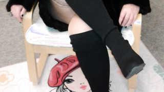 Im Möbelgeschäft einkaufen in Minirock mit Strümpfe und