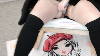 Im Möbelgeschäft einkaufen in Minirock mit Strümpfe und