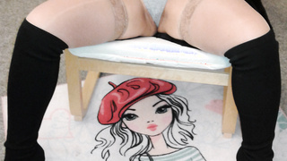 Im Möbelgeschäft einkaufen in Minirock mit Strümpfe und