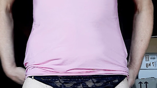 Monsterschwanz in Damenwäsche