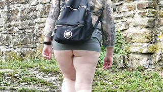 Reife Frau ohne Höschen beim Wandern