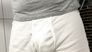 Mann in Unterwäsche