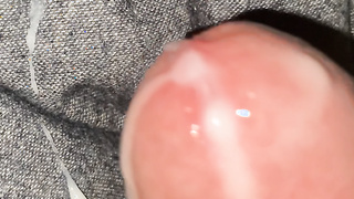 Abspritzender Penis einfach gewichst