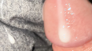 Abspritzender Penis einfach gewichst