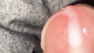 Abspritzender Penis einfach gewichst