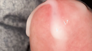 Abspritzender Penis einfach gewichst